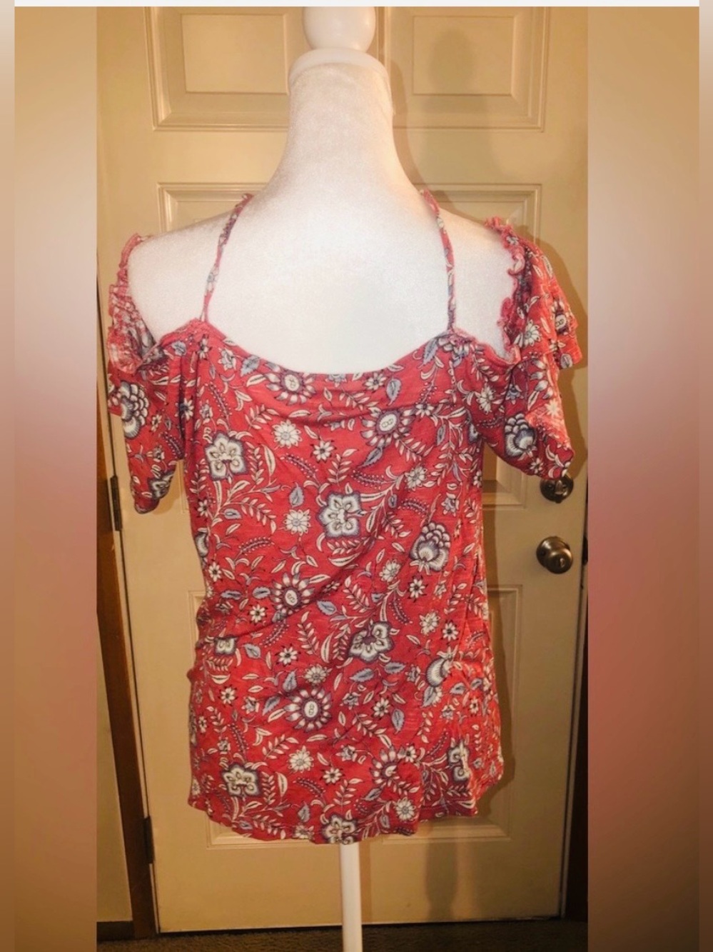 Fun top from Aeropostale. Size medium.